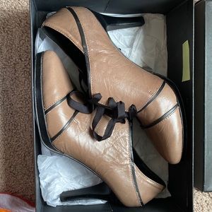 TAHARI Ash & black heels. Women’s size 8.5.